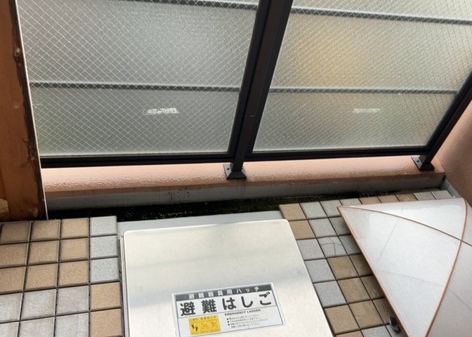 南面に面した15.56？の広々としたバルコニーです。日当たりが良く、洗濯物や布団もスムーズに乾かすことができます。角部屋につき2面バルコニー仕様となっており、優れた通風環境も魅力的です。