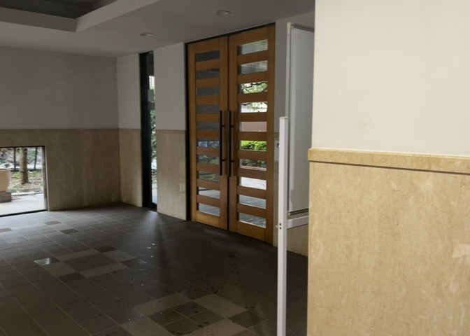 マンションの顔であるエントランス部分です。不審者の侵入を防ぐオートロックシステムや防犯カメラを設置しており、セキュリティ面でも安心していただけます。管理の行き届いた綺麗な空間が広がっています。