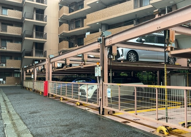 敷地内に設けられた駐車スペースです（月額11、250円）。愛車を敷地内に停められるため、重いお買い物袋の運び出しなどもスムーズに行えます。空き状況や詳細につきましてはお問合せの上ご確認ください。
