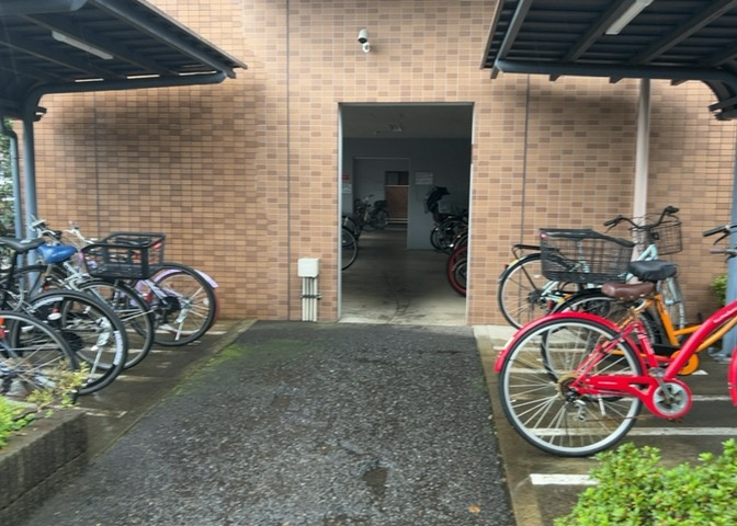 敷地内にある駐輪場スペースです。自転車は無料でご利用いただけます。バイク置場（月額1、000円）も完備されており、通勤や通学、日々のお買い物に自転車や二輪車をお使いの方にも大変便利な環境です。
