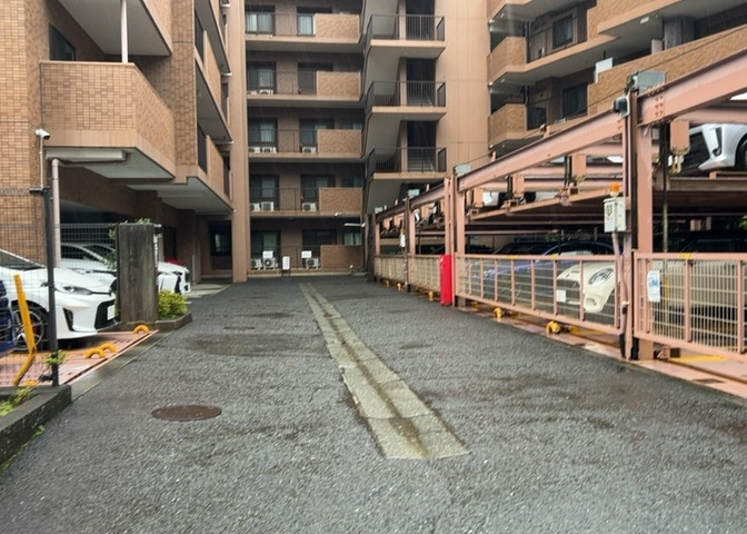 セントラルコート古淵の敷地内駐車場です。平坦地に位置しているため、お車の入出庫もスムーズに行えます。お車をお持ちの方やマイカーでの移動が多いご家庭にも嬉しい設備条件がしっかりと整っています。