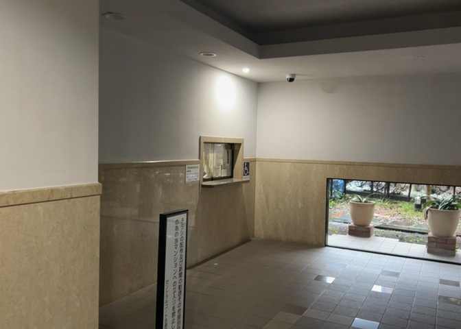 マンション内の受付・管理員室スペースです。全部委託の日勤管理体制が整えられており、日々の清掃や共用部の巡回などが行われております。マンション全体の防犯性向上や快適な暮らしをしっかりとサポートします。