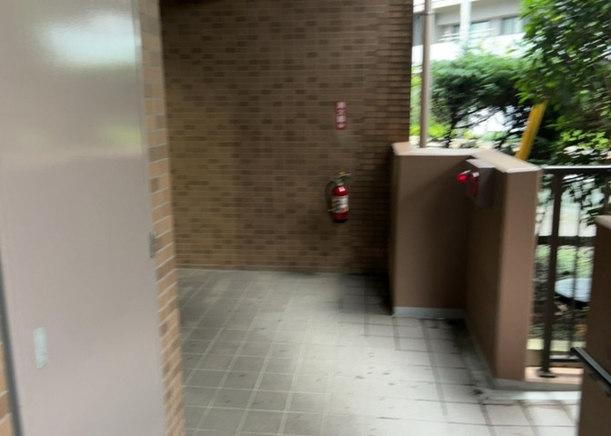 高級感とゆとりを感じさせるエントランスロビーです。管理体制が行き届いており、日々の掃除によっていつでも美しい状態が保たれています。居住者様や訪れるゲストを優雅にお迎えする心地よい共用エリアです。