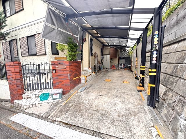 車種によりますが縦列で2台駐車可能です。　