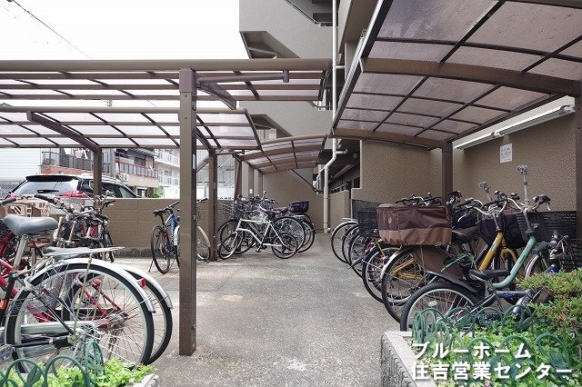 屋根付きの駐輪場がございます！