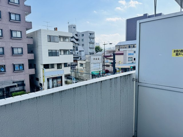 ～陽当たりの良いバルコニー　洗濯物がよく乾きそうです～