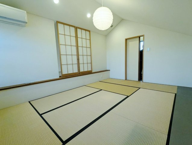 フリースペース約11.9帖和室　大きな掃き出し窓からバルコニーに動線がつながります