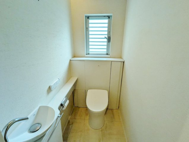小窓を設けた衛生的なトイレ　スタイリッシュなタンクレストイレ　便利な手洗いカウンターを設置しています