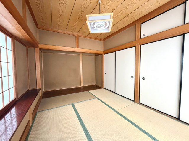 ごろ寝や読書にちょうどいい、くつろぎの和室スペース