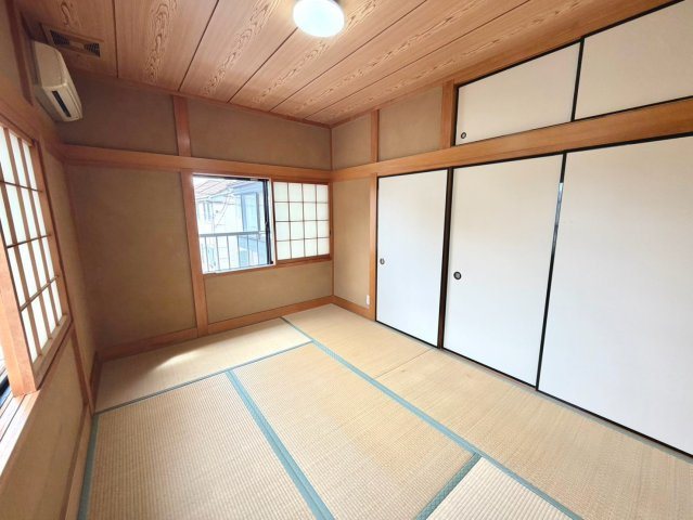 ごろ寝や読書にちょうどいい、くつろぎの和室スペース
