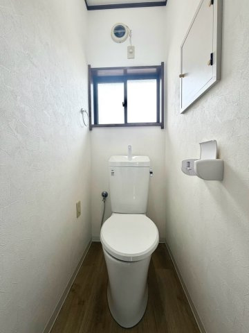 自然光と換気がうれしい、窓付きトイレ