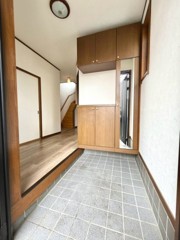 玄関は収納スペースもしっかり確保　いつもきれいな玄関を保つことができます
