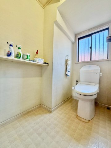 小窓が付いているので、トイレも明るい空間になっております♪       　