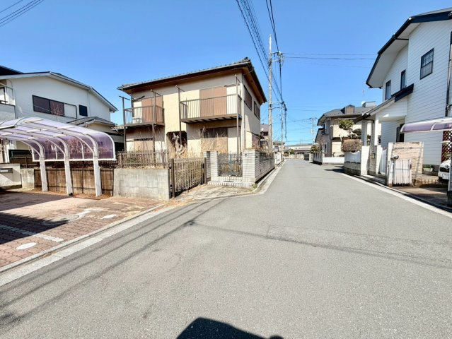 前面道路も幅が広いため車庫入れも安心です(^^)/       　