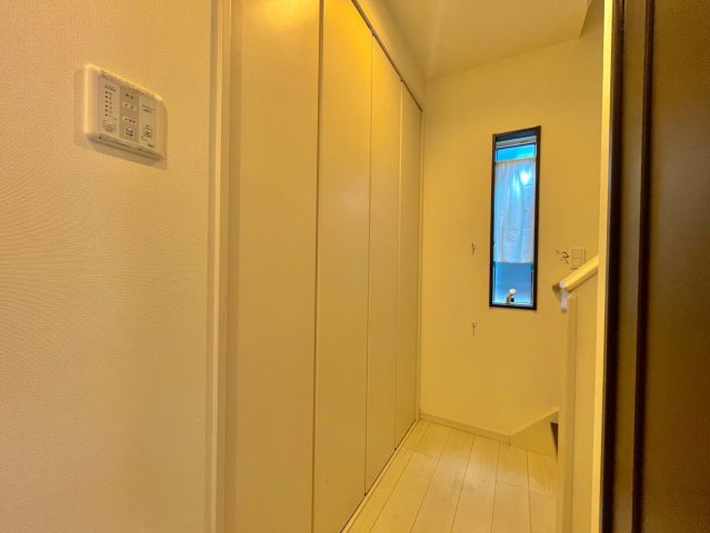1階廊下には大きな収納と長物収納として階段とトイレの間に収納スペースを設けております。※明るさ調整加工、家具修正加工をしております。