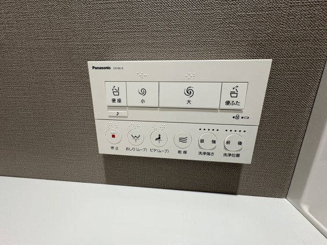 温水洗浄便座の操作パネルを設置し、日常使いに便利な機能を備えています。洗浄強さや位置調整などが手元で簡単に操作可能です。清潔性と快適性を両立し、毎日使う設備だからこそ安心して利用できます。