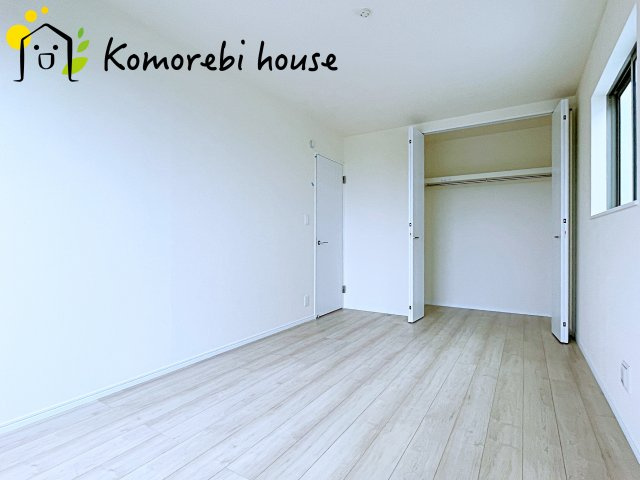 落ち着いた色調の寝室です