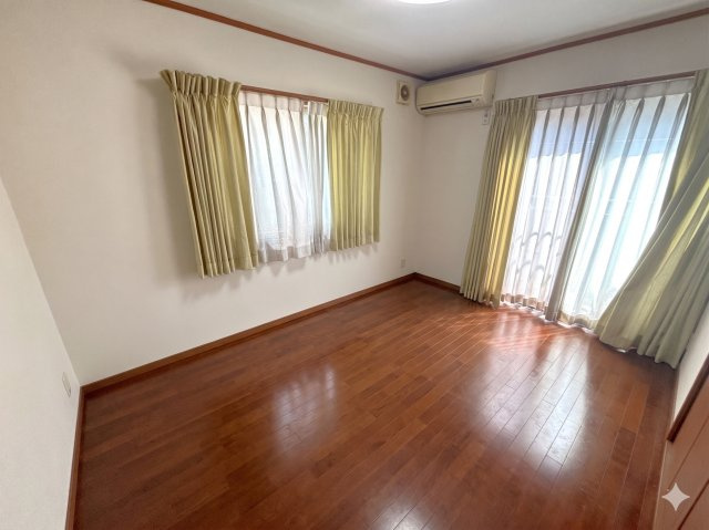 2階の洋室は全居室に収納がございます。　※本画像は生成AIを利用して家具を消去したイメージ画像となります。