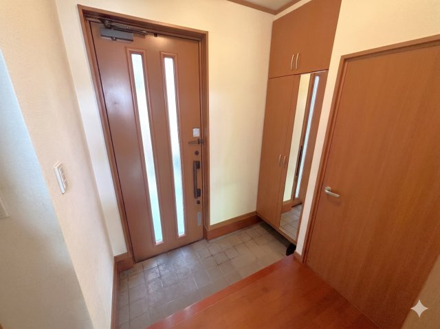 玄関には姿見付のシューズクローゼットがございます。　※本画像は生成AIを利用して家具を消去したイメージ画像となります。