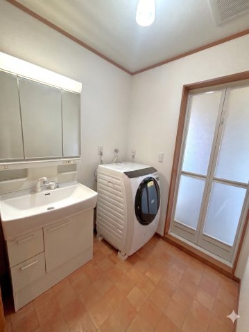 本物件は2階に水回りの為、お洗濯の際にフラットな家事導線です。　※本画像は生成AIを利用して家具を消去したイメージ画像となります。