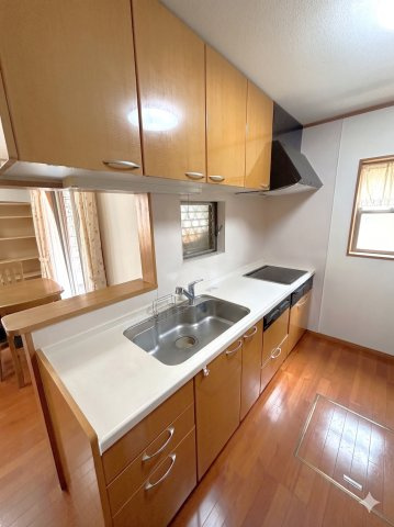 キッチンは収納も多く、広々お使い頂けます。　※本画像は生成AIを利用して家具を消去したイメージ画像となります。