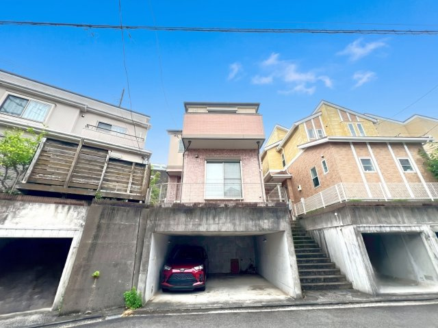 愛車を守れる地下車庫が並列2台分ございます。　また、分譲地内のため交通量が少なく、住環境良好です。