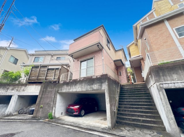 愛車を守れる地下車庫が並列2台分ございます。　また、分譲地内のため交通量が少なく、住環境良好です。