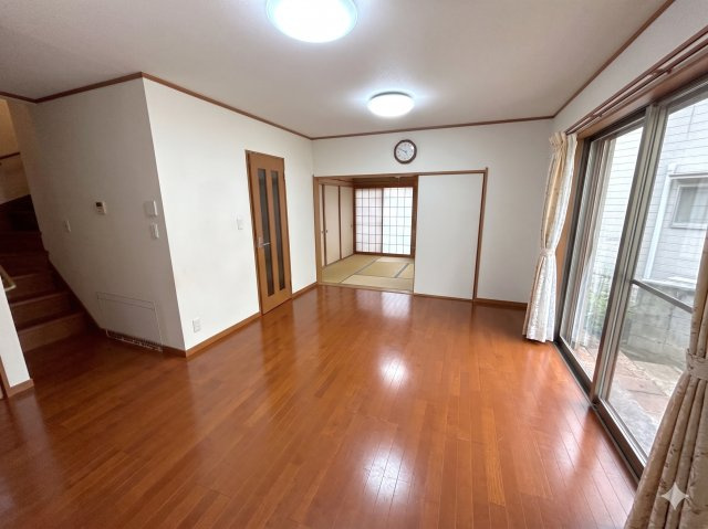 リビングは約14.5帖ございます。　高基礎で前面道路と高低差があり、目線も気になりません。　※本画像は生成AIを利用して家具を消去したイメージ画像となります。
