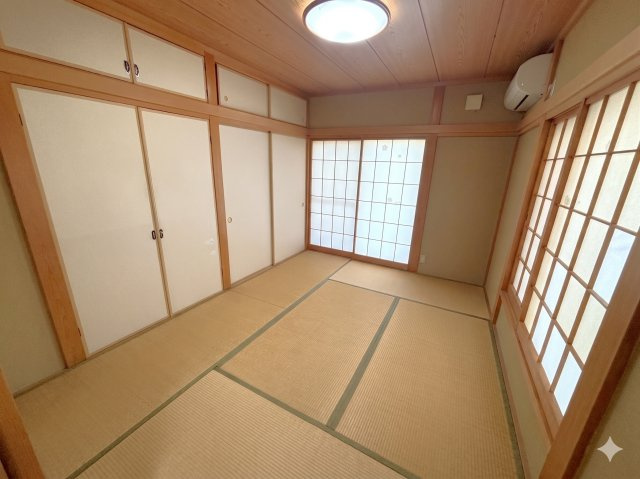 リビング隣には和室があり、繋げてお使い頂くことが可能です。　※本画像は生成AIを利用して家具を消去したイメージ画像となります。