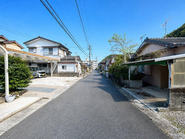 幅員4.0mの東側道路。周囲は住宅が立ち並ぶ落ち着いた環境