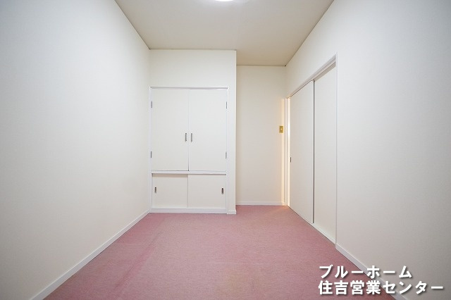 洋室です！お部屋には収納や窓があります！
