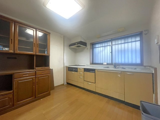 キッチン横には大容量の食器棚を設置。上下に収納スペースがあり、食器や調理家電を効率よく整理できます。窓付きで換気もしやすく、明るく開放感のある空間。作業動線がまとまっているため家事効率も良好です。