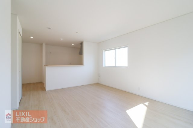 【リビングダイニング】家族団らんの空間は大きい窓で明るく風通しの良い快適な空間となっています。
