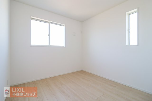 【子供部屋】2階5帖の洋室は子供部屋にいかがでしょうか。収納も付いており衣類や学用品もスッキリ片づけられます。