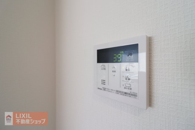 【温水設備】現地完成写真。シンプルなデザインにすることで操作もわかりやすい給湯スイッチ付きで温度調整もラクラクです。
