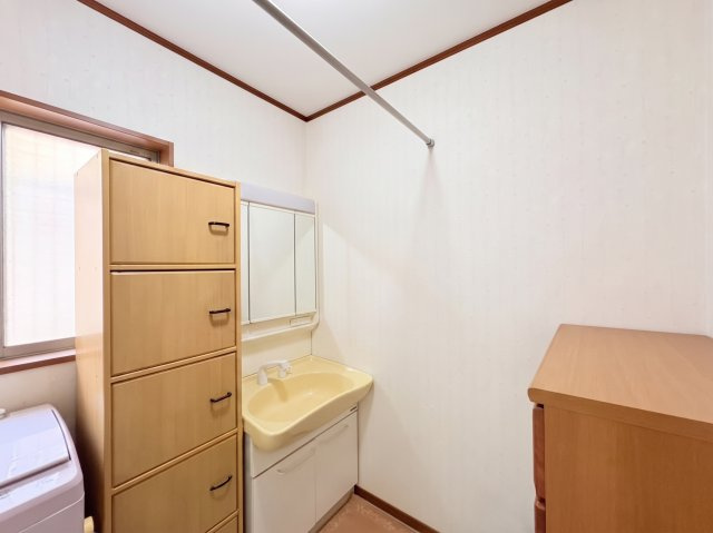 ゆとりのある洗面脱衣室です。洗面台には鏡と収納が設けられており、歯ブラシや化粧品などの身支度用品を整理しやすい造り。室内には収納家具を配置できるスペースもあり、タオルや着替えなどをまとめて保管。