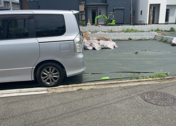 土地の形が極端に長細かったり、狭小地、あるいは道路との高低差がある傾斜地だった場合、後々売ろうとしても買い手がつかない場合もあります。後々、売却することになった時に価値の下がらない土地を選びましょう。