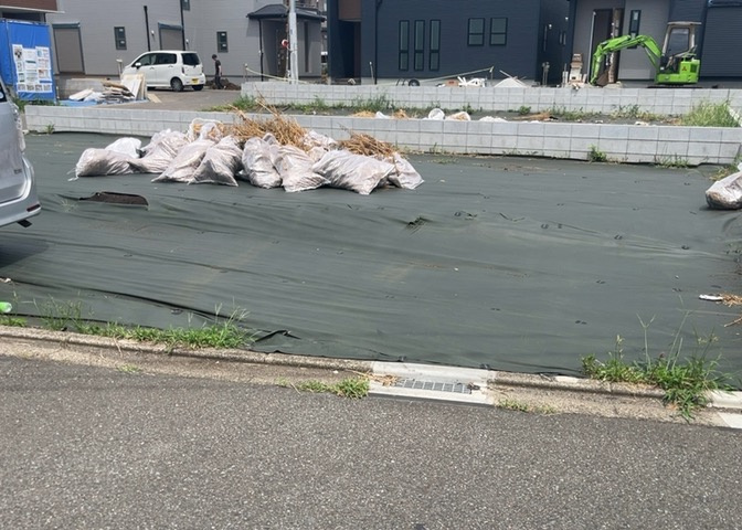 土地の面積＝住宅面積ではありません。建ぺい率の問題などで、土地のある場所によって住宅を建てられる面積は限られています。高さもしかり、「土地」という言葉の中には、建築条件も含まれると考えておきましょう。