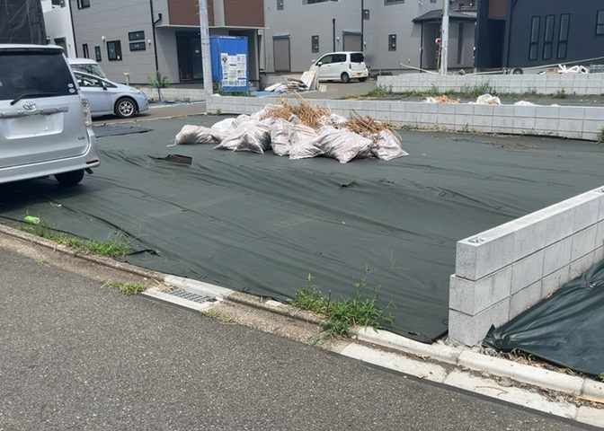 家を建てる場合、方位は要チェックです。現実的に日当たりのよい家ならばリビングは南側、建築基準法でも北側に当たる家への配慮は求められています。土地を見学に行く際は、方位磁針を持って行くようにしましょう。