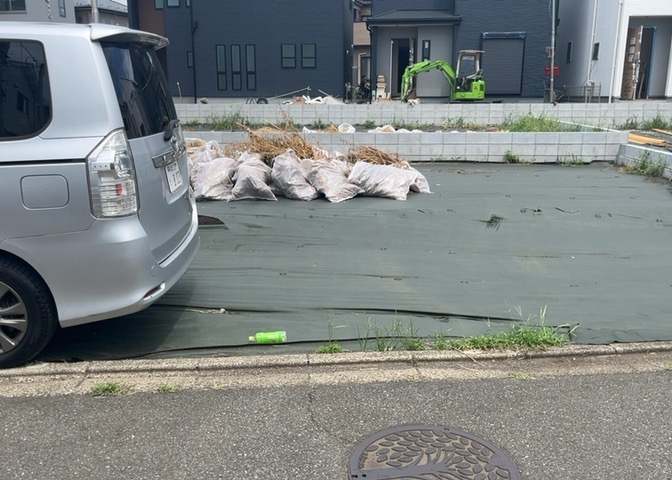 土地の前の道路に消火栓が設置されていることがあります。この場合、道路交通法第45条第1項により、駐車禁止の場所が指定されています。そのため、車庫などの駐車スペースをつくることができない場合があります。
