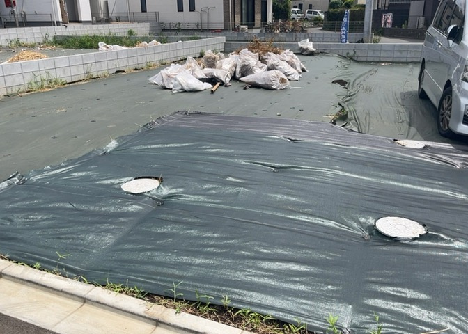 現地に行くなら、物件の周囲の地形がどうなっているかを見ることも大切です。周辺より低くなっている土地では、大雨などで水が集まりやすいため、地盤が弱くなっているということも考えられるため、注意が必要です。
