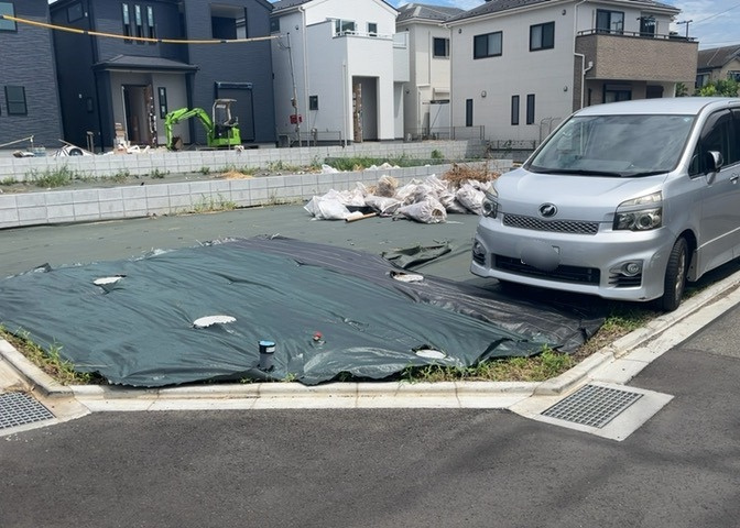 土地購入を検討されている場合、境界杭がない状態で購入してしまうと境界確定測量をする必要があり、費用がかかります。購入の前に、売主、隣土地所有者立ち合いのもと境界を確定し境界杭を設置するのがベストです。