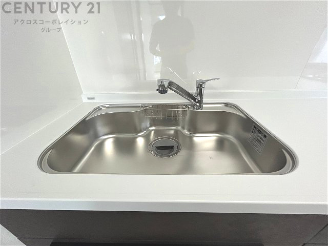大きなシンクでお鍋などの大きな調理器具を洗う際にも便利です。　