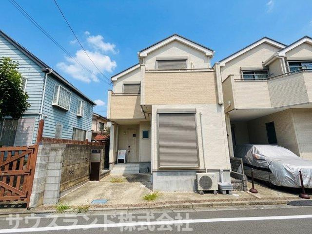 青空に映える明るい外観の戸建てです。駐車スペースは道路に面しており、お車の出し入れや自転車の駐輪もスムーズに行えます。周辺は落ち着いた住宅街で、お子様と一緒に穏やかな毎日をお過ごしいただけます。