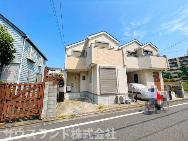 見通しの良い前面道路に面した物件です。道路幅にゆとりがあるため、運転が苦手な方でもお車の出し入れを落ち着いて行うことができます。周辺には高い建物が少なく、空を広く感じられる開放的な住環境が魅力です。