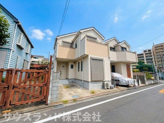 きれいに舗装された前面道路は平坦で、ベビーカーを押してのお出かけやお子様との自転車の練習もしやすい環境です。ご近所とのほどよい距離感も保たれており、風通しが良く心地よい日差しが室内へ差し込みます。