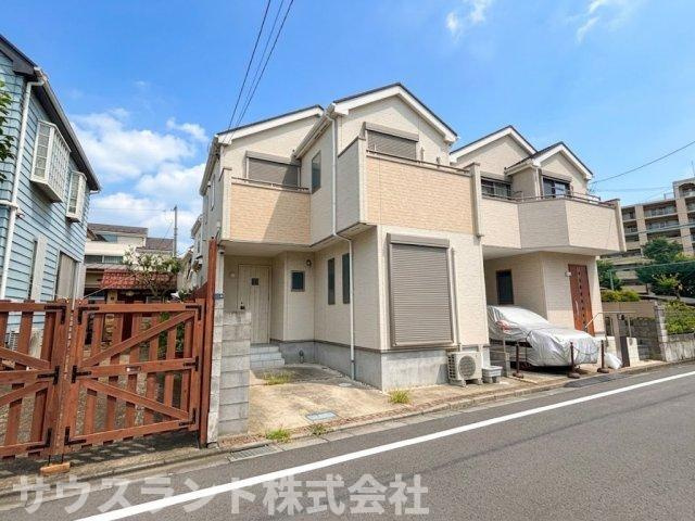 交通量が比較的少なく、落ち着いた雰囲気の住宅街に位置しています。周辺道路は見通しが良く、お子様の登下校時にも安心感があります。休日はご家族で周辺をのんびりとお散歩するのも楽しい環境が整っています。