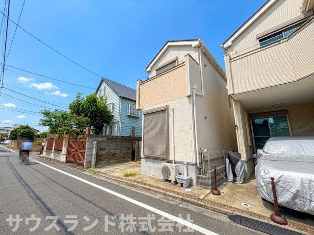 前面道路側には視界を大きく遮るものがなく、室内まで明るい自然光がたっぷりと届きやすい立地です。お隣の家とも適度にスペースが保たれており、生活音が気になりにくくゆったりとご自分のペースで過ごせます。