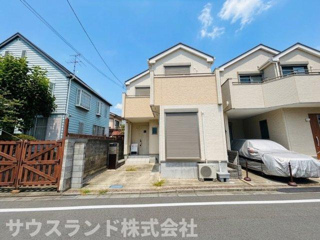 玄関前には自転車を置いたり、鉢植えを並べたりできるゆとりがあります。カースペースの横には外水栓も備わっており、お車の洗車や外遊びから帰ったお子様の靴洗いなど日々の様々な場面で便利に活用いただけます。