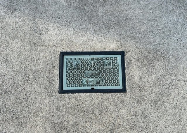 敷地内に散水栓や立水栓があると便利です。水道水を直接利用できるため、水を運ぶ手間を省くことが出来ます。大量の水を必要とする洗車作業や清掃などに役立ちます。その他設備とあわせて、現地でご確認ください。